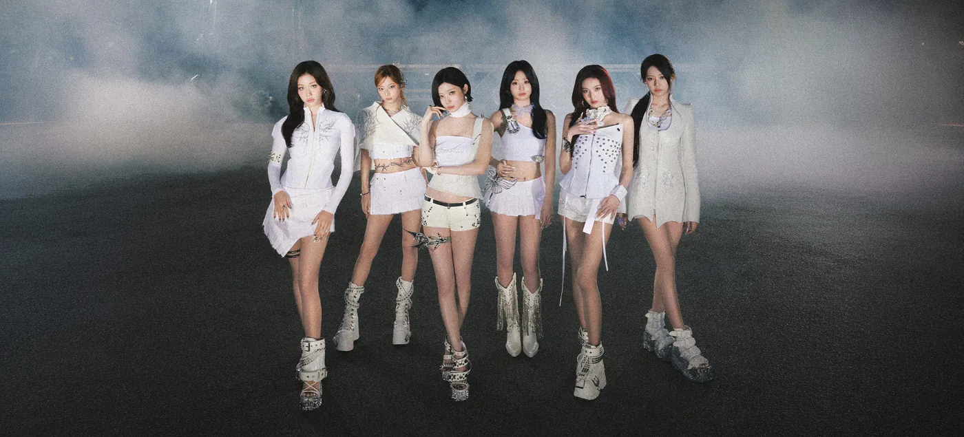 BABYMONSTER 六位成員站在白煙中
